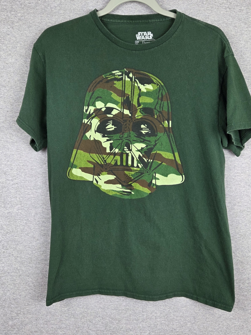 Star Wars Men's Md Dark Green Camouflage Darth Vader Graphic Tee